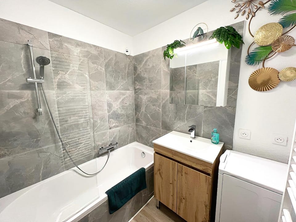 L 'Éclat Doré - Studio - Proche Gare - 2 P Apartment in Switzerland