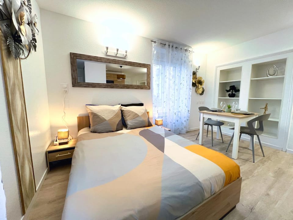 Bed, Photo of the whole room, Dining area, wardrobe