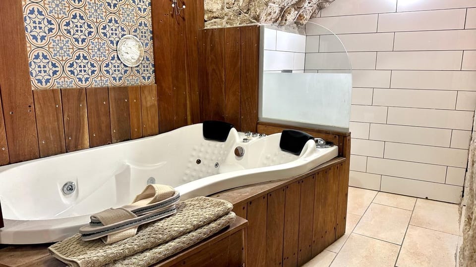 Hot Tub, Bathroom