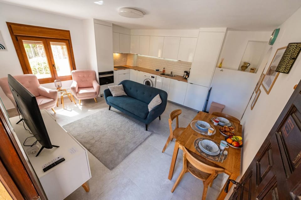Coffee/tea facilities, Kitchen or kitchenette, Living room, Seating area, Dining area