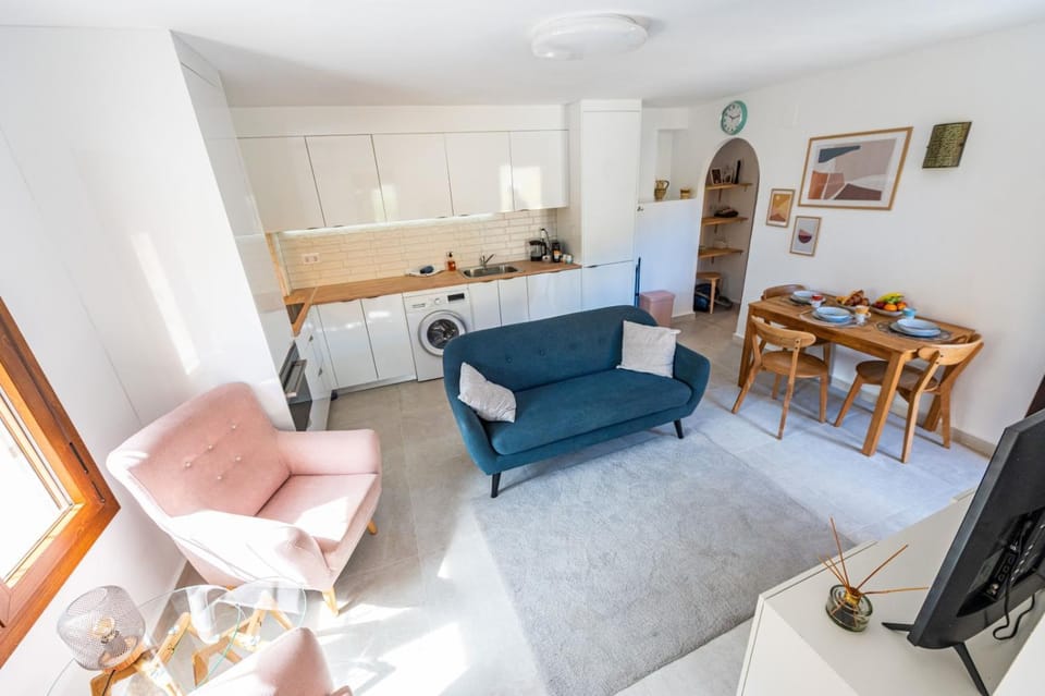 Kitchen or kitchenette, Living room, Seating area, Dining area, dishwasher, oven, stove