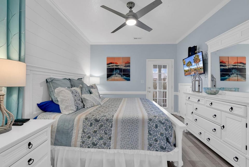 Ocean Lakes Walk to Beach! Waterpark! Arcade! Dogs Welcome! House in South Carolina