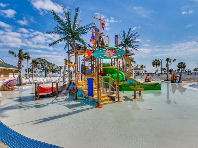 Ocean Lakes Walk to Beach! Waterpark! Arcade! Dogs Welcome! House in South Carolina