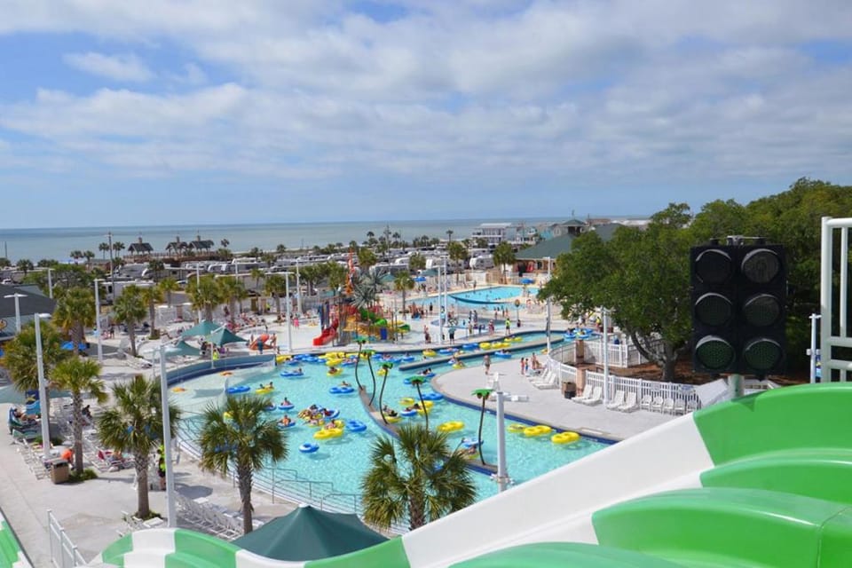 Ocean Lakes Walk to Beach! Waterpark! Arcade! Dogs Welcome! House in South Carolina