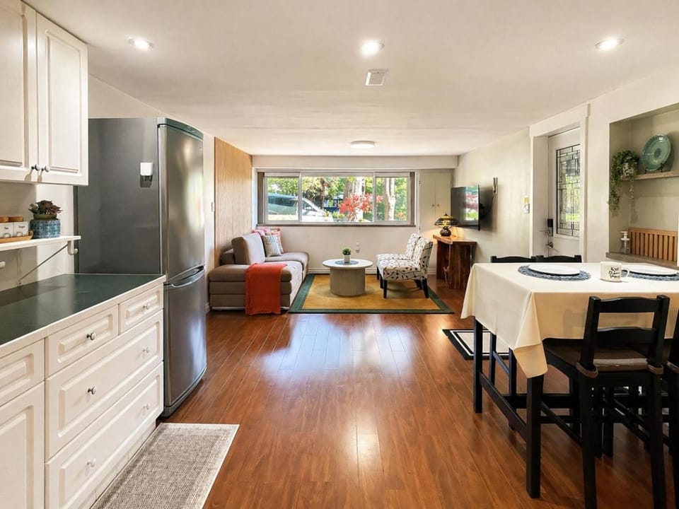 Spacious 2BR 2BA Suite with Private Entrance & Parking in Port Moody Villa in Port Moody