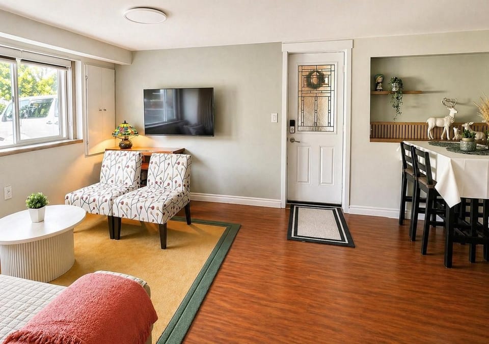 Spacious 2BR 2BA Suite with Private Entrance & Parking in Port Moody Villa in Port Moody