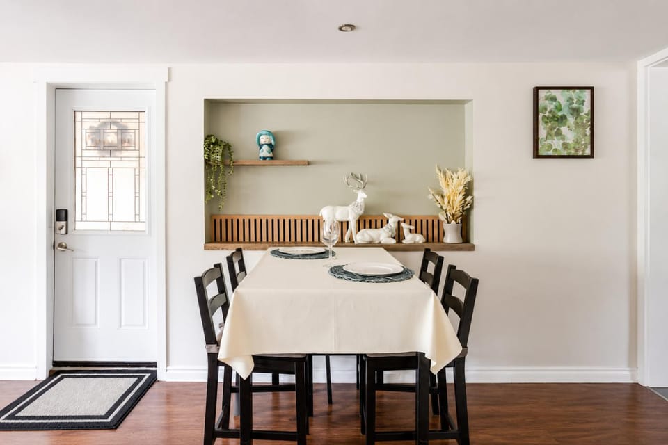Seating area, Dining area