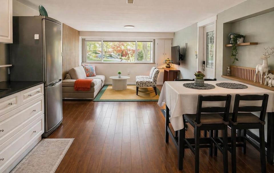 Spacious 2BR 2BA Suite with Private Entrance & Parking in Port Moody Villa in Port Moody