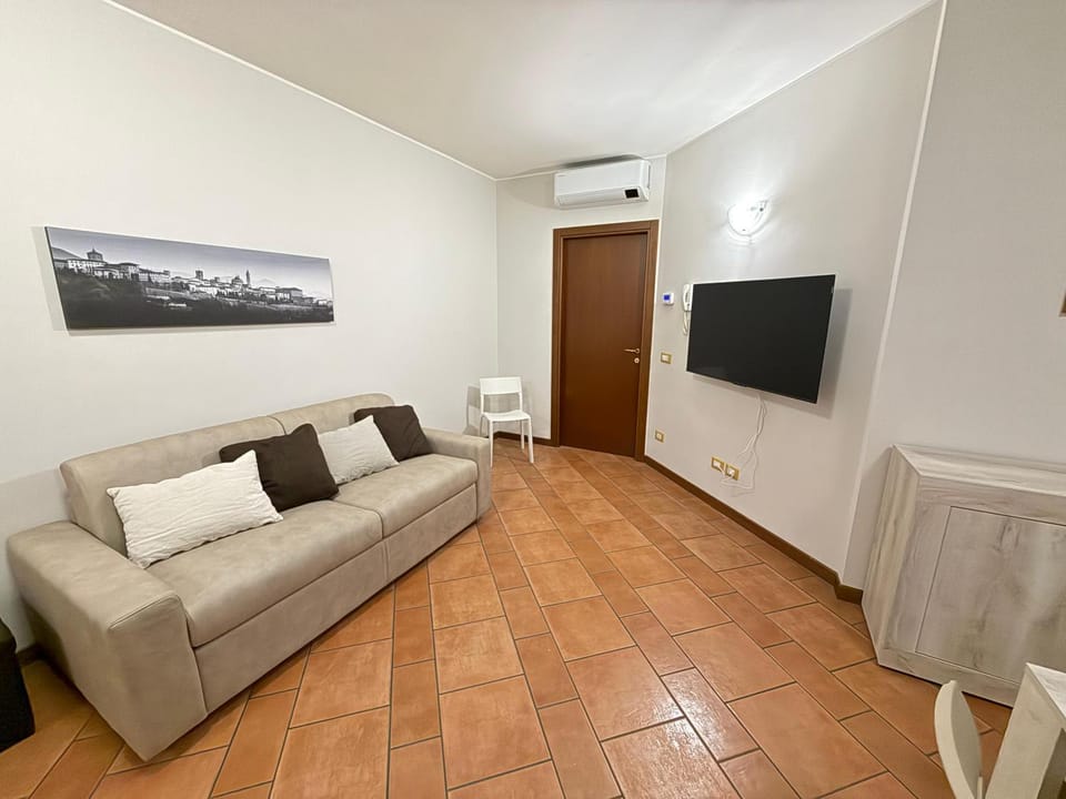 Communal lounge/ TV room, TV and multimedia, Living room, Seating area, Evening entertainment, air conditioner