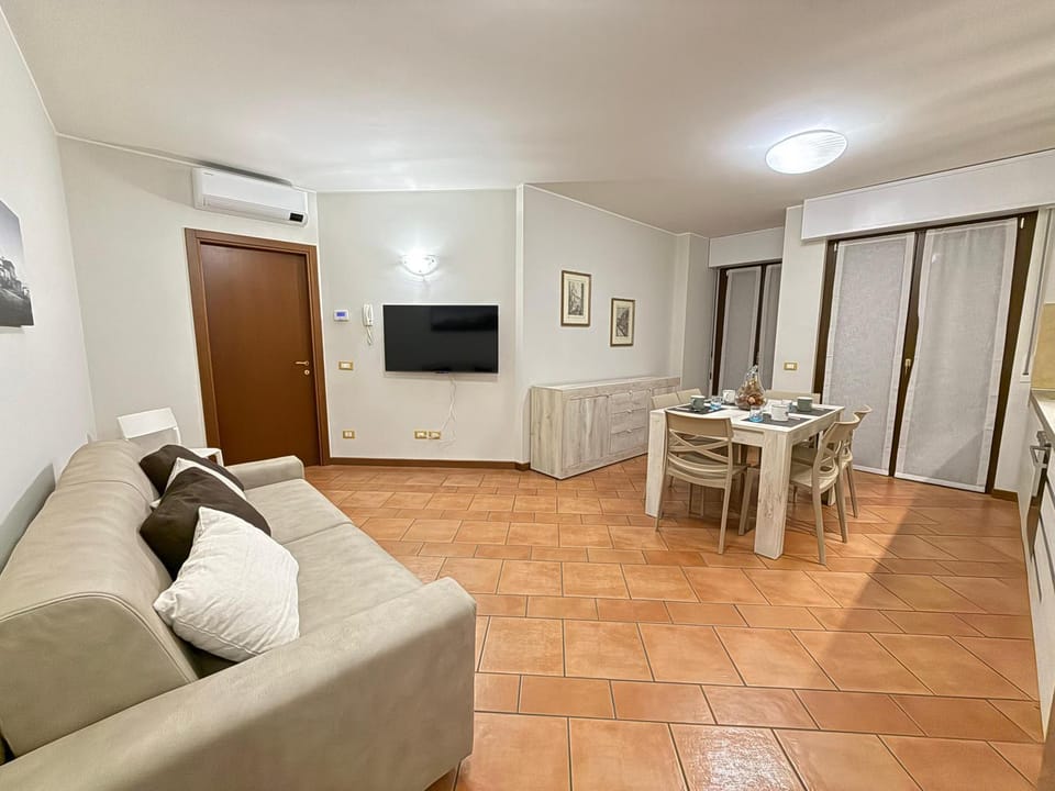 Communal lounge/ TV room, TV and multimedia, Living room, Seating area, Dining area, Evening entertainment, air conditioner