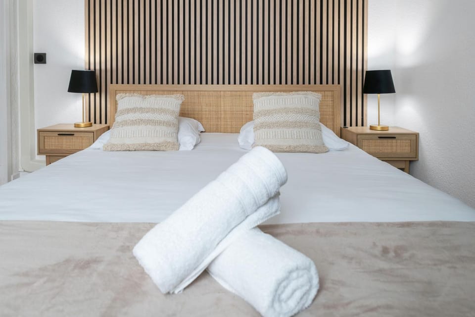 Bed, Bedroom, towels