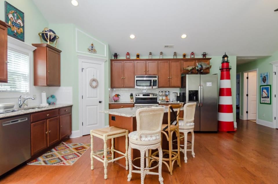 Salt Air Cottage by Bryant Real Estate House in Carolina Beach