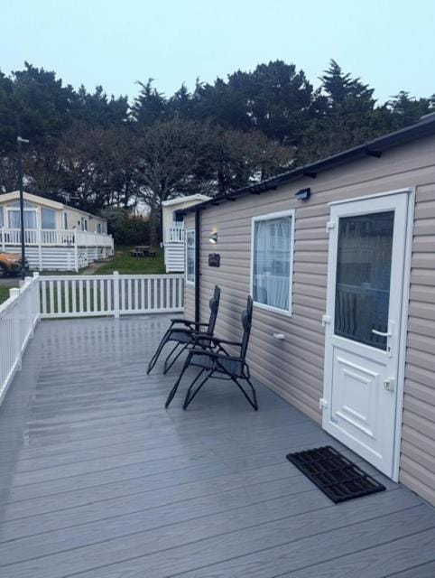 Property building, Patio, Balcony/Terrace