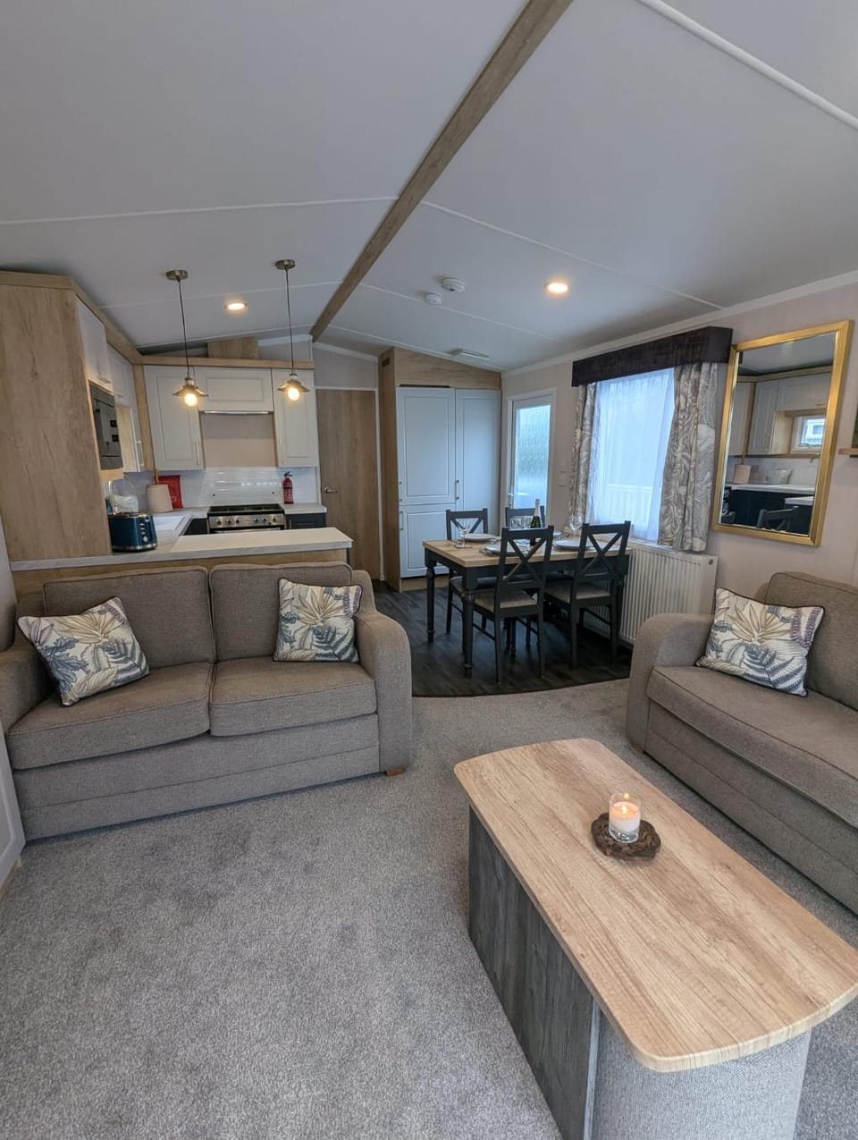 Kitchen or kitchenette, Living room, Seating area, Dining area