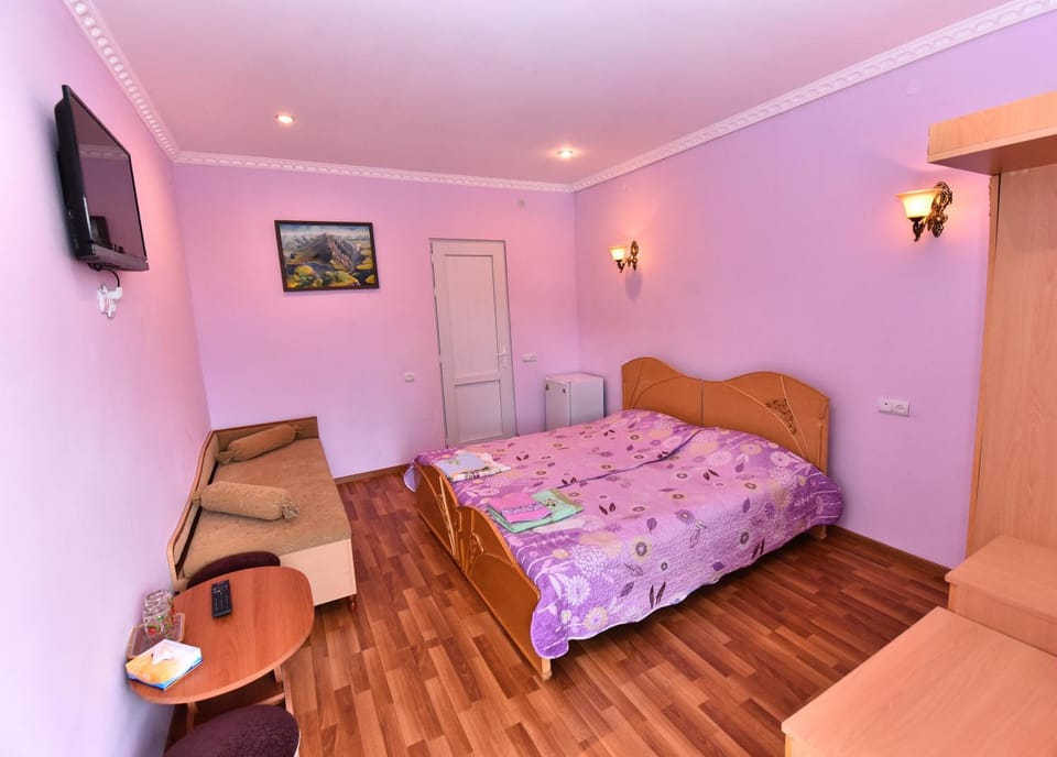 Shower, Toilet, Nearby landmark, Restaurant/places to eat, Natural landscape, TV and multimedia, Balcony/Terrace, Bedroom, Landmark view, Mountain view, Shopping Area