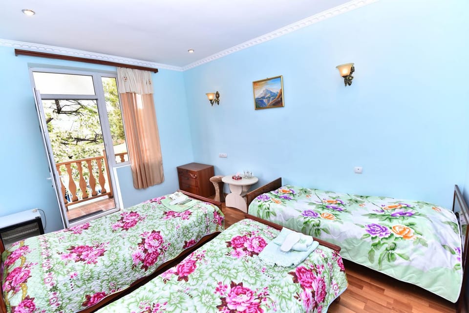 Shower, Toilet, Nearby landmark, Restaurant/places to eat, Restaurant/places to eat, Natural landscape, Garden, On-site shops, TV and multimedia, Balcony/Terrace, Lobby or reception, Bedroom, Shopping Area