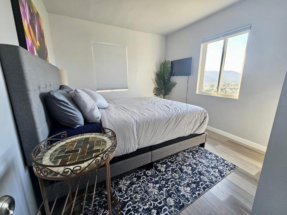 Your Perfect Combo Comfort and Stunning City Views Apartment in Glendale