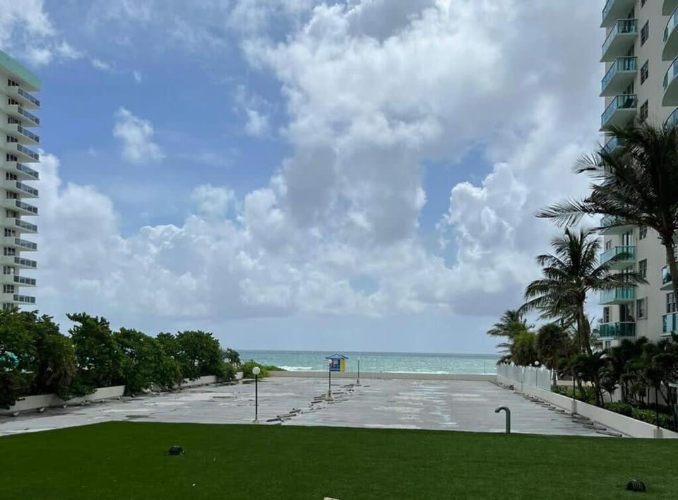 Stylish Ocean Apartment with Pool Apartment in Hollywood Beach