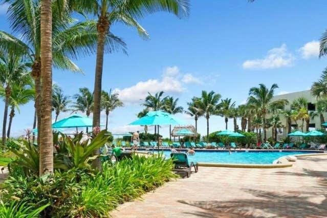 Stylish Ocean Apartment with Pool Apartment in Hollywood Beach