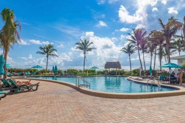 Stylish Ocean Apartment with Pool Apartment in Hollywood Beach
