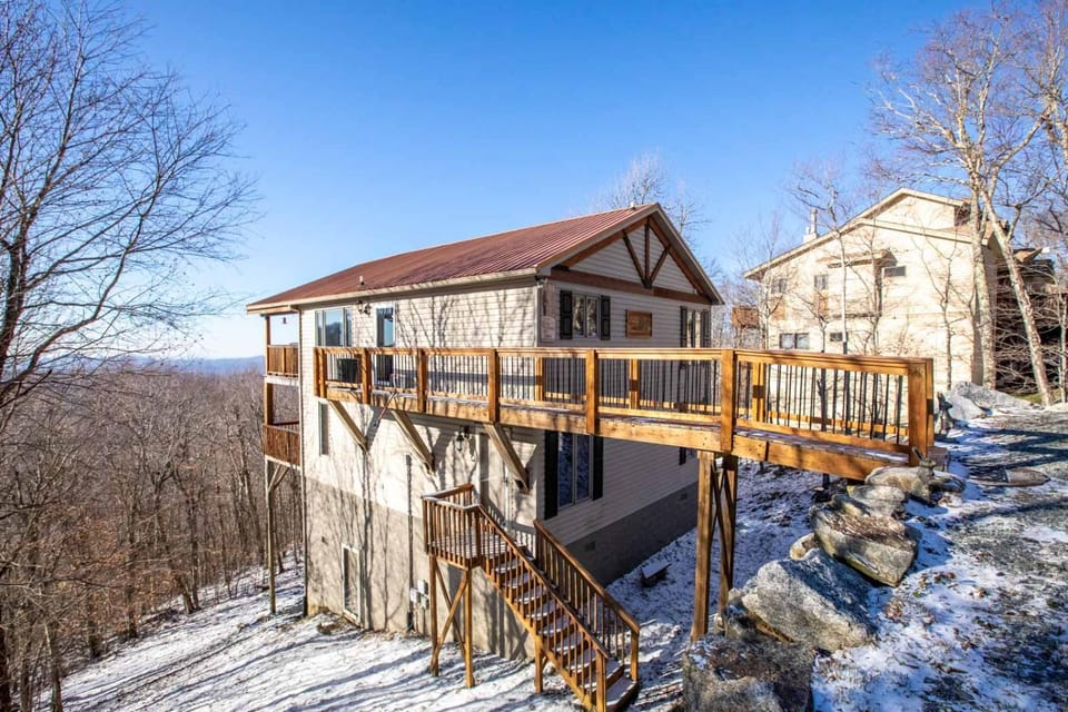 Soaring Ravens View House in Beech Mountain