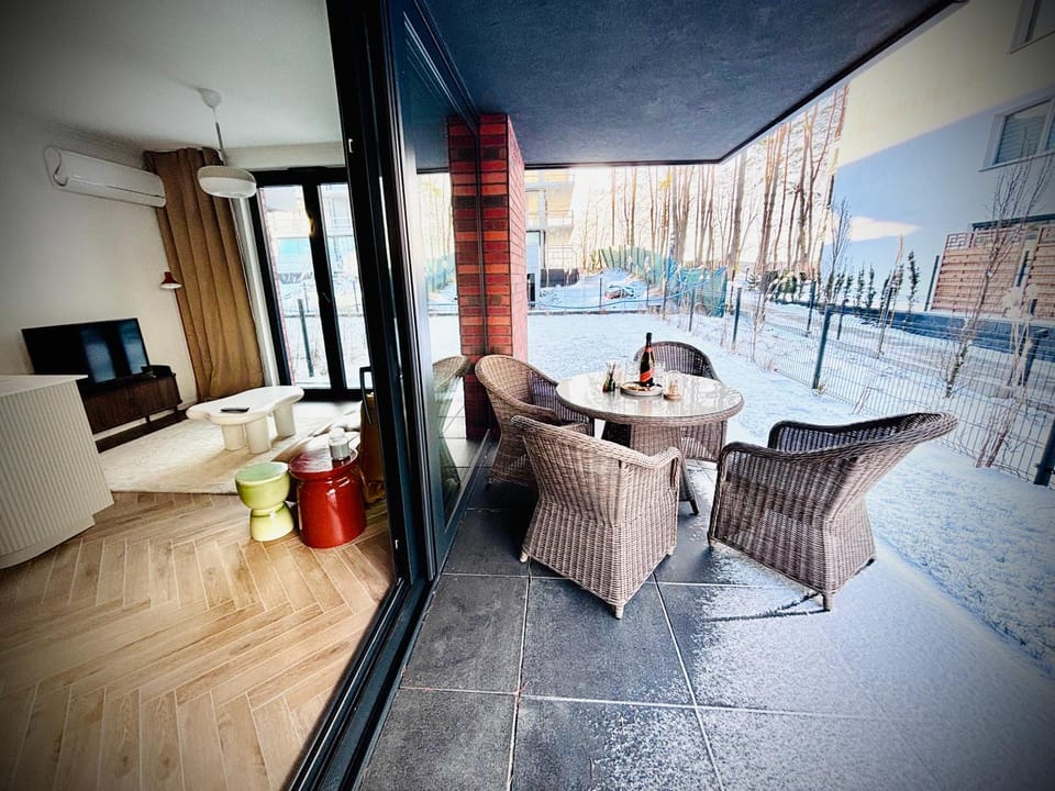 Patio, Living room