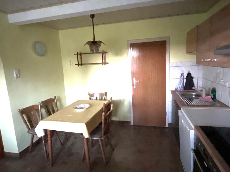Kitchen or kitchenette, Dining area