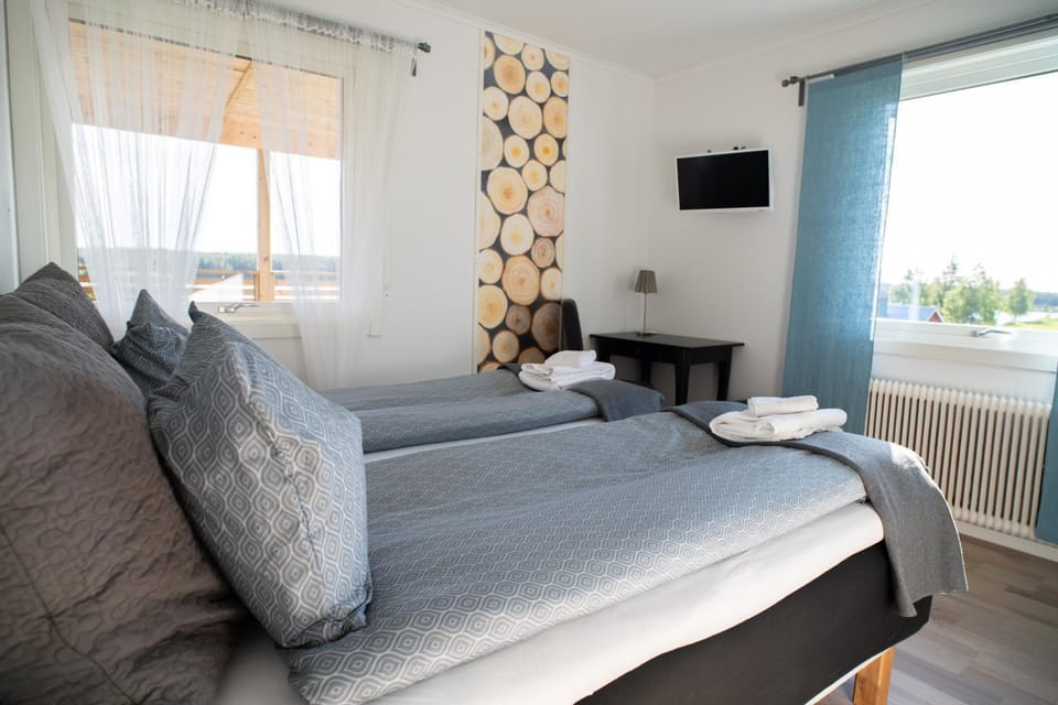 Bed, TV and multimedia, Living room, Photo of the whole room, Seating area, Bedroom, internet