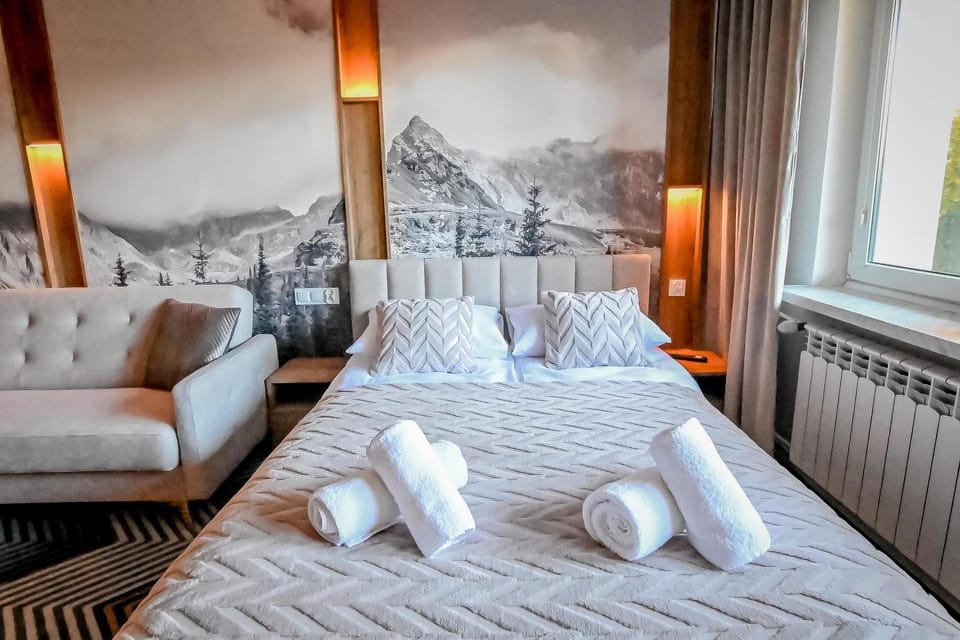 Bed, Living room, Photo of the whole room, Seating area, Bedroom, towels