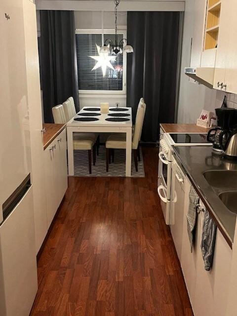 Kitchen or kitchenette, Dining area, dishwasher, oven, pet friendly, stove, toaster