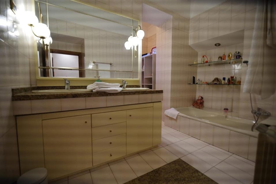 Bathroom, Bath, towels