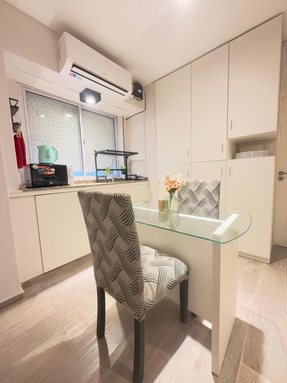 Kitchen or kitchenette, Seating area, stove, air conditioner