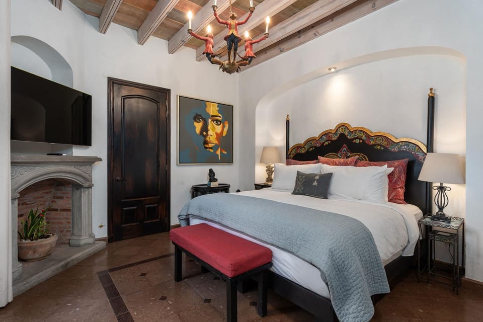 Bed, TV and multimedia, Bedroom