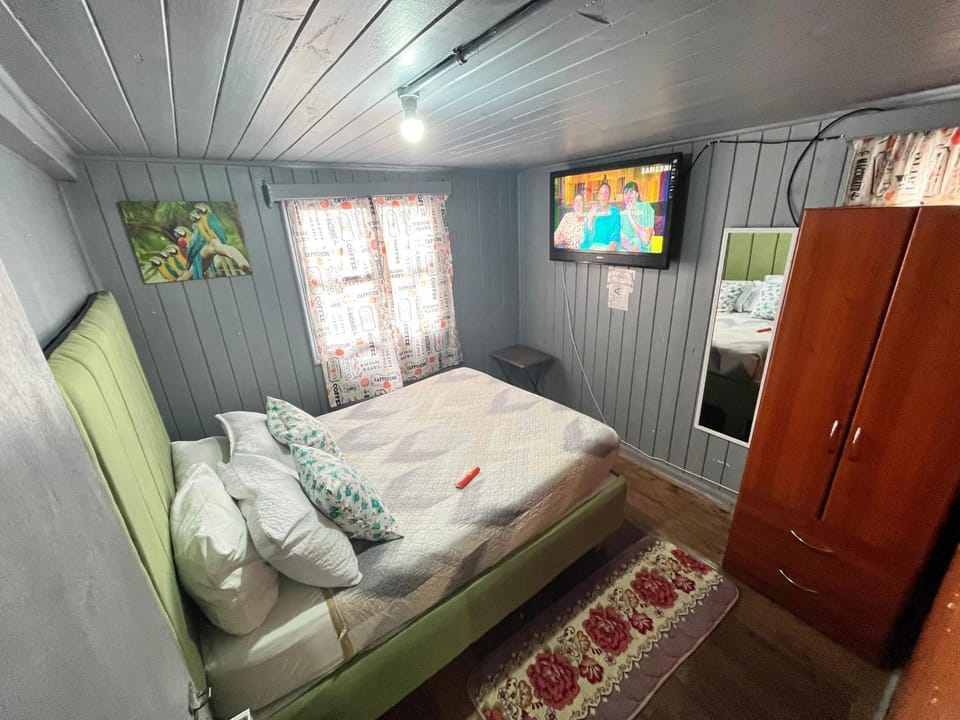Bed, TV and multimedia, Photo of the whole room, Bedroom, towels, wardrobe