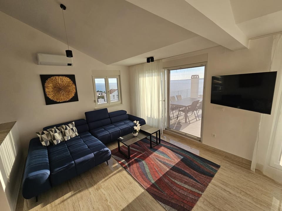 Communal lounge/ TV room, TV and multimedia, Living room, Seating area
