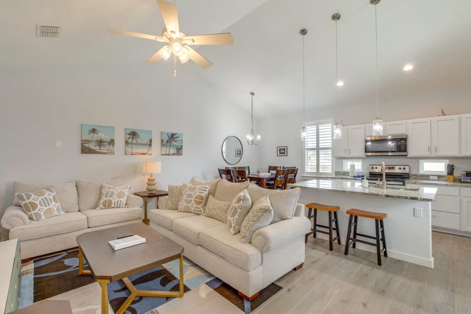 Walk to Whitecap Beach: Corpus Christi Retreat House in North Padre Island