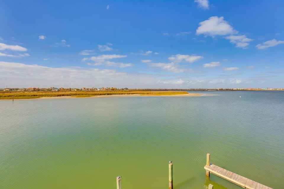 Walk to Whitecap Beach: Corpus Christi Retreat House in North Padre Island