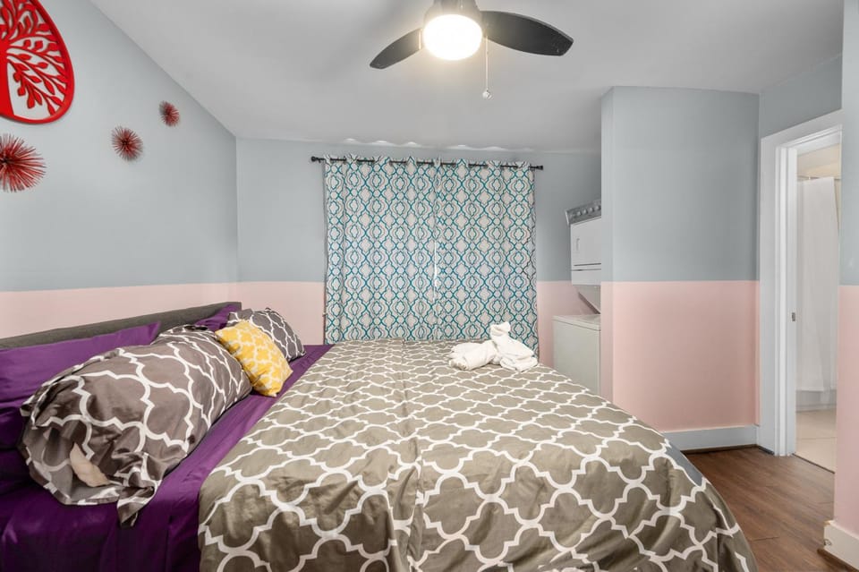 Chic & Cozy 1BR Apt with Free Parking & King Bed Apartment in Houston