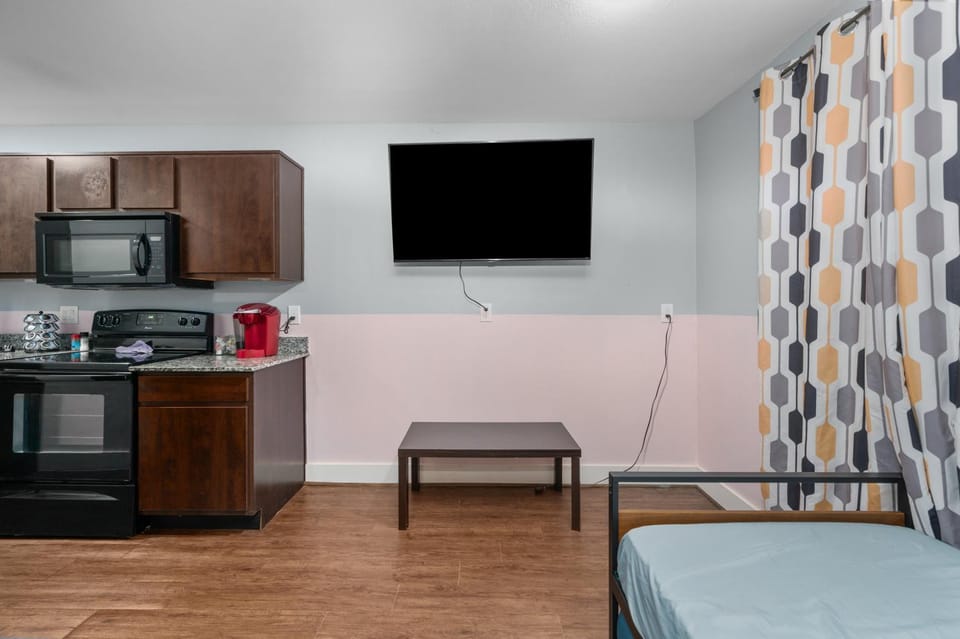 Chic & Cozy 1BR Apt with Free Parking & King Bed Apartment in Houston