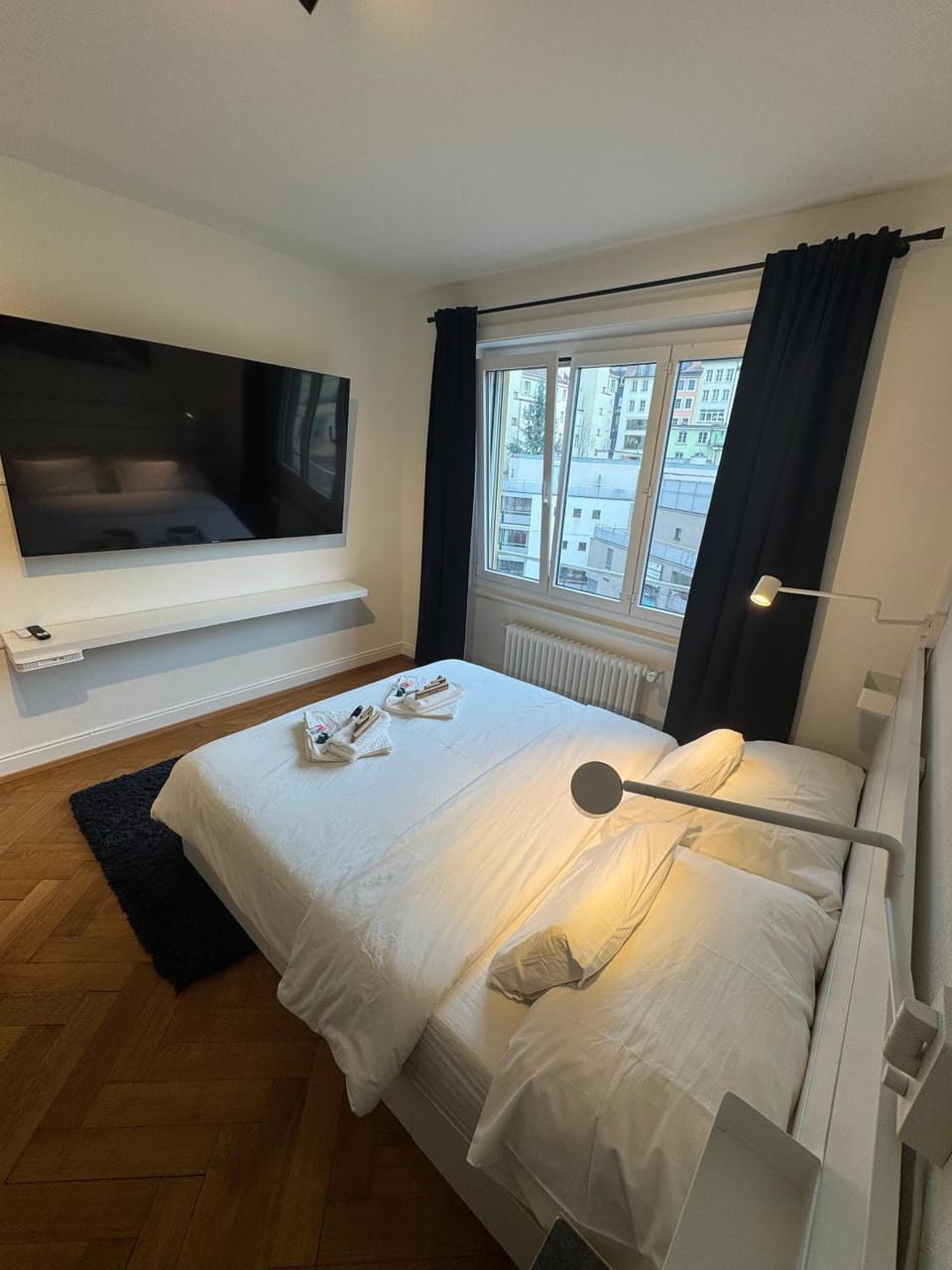 Bed, TV and multimedia, Photo of the whole room, Bedroom