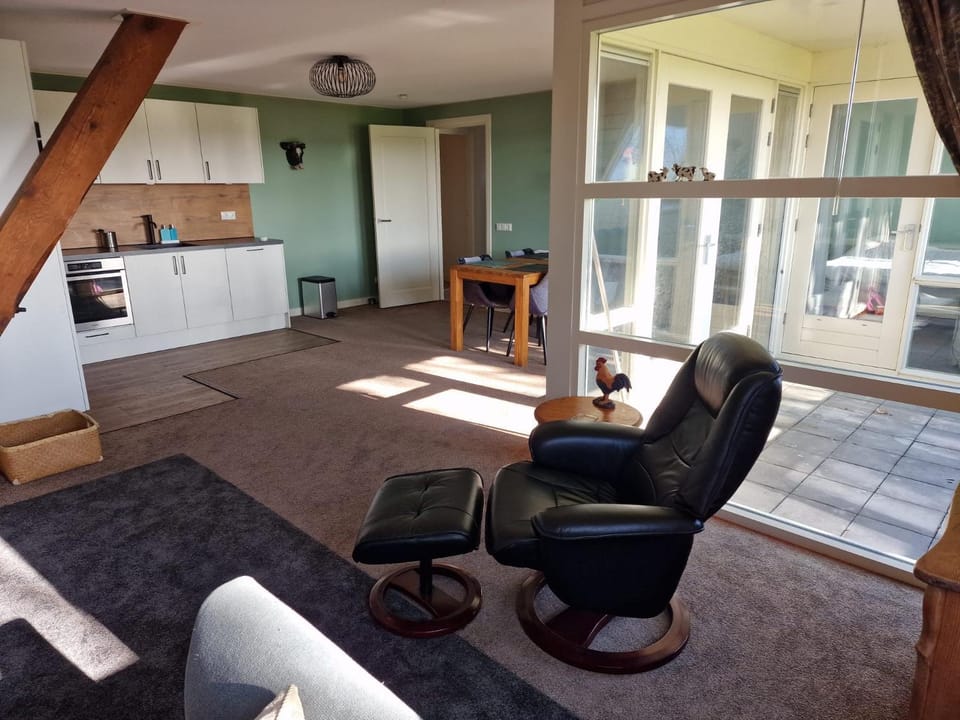 Kitchen or kitchenette, Living room, Seating area, Dining area