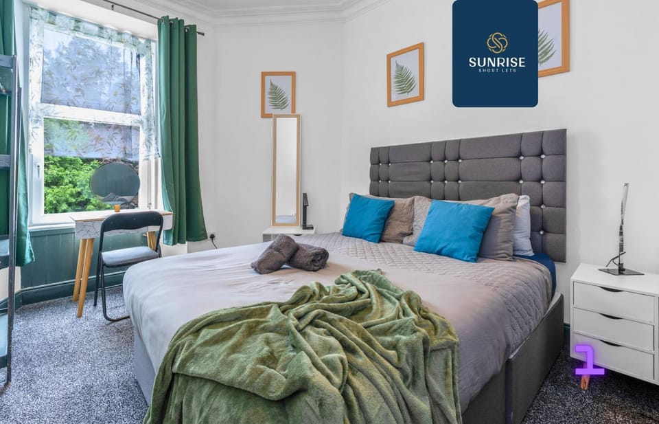 Bed, Photo of the whole room, Bedroom, towels