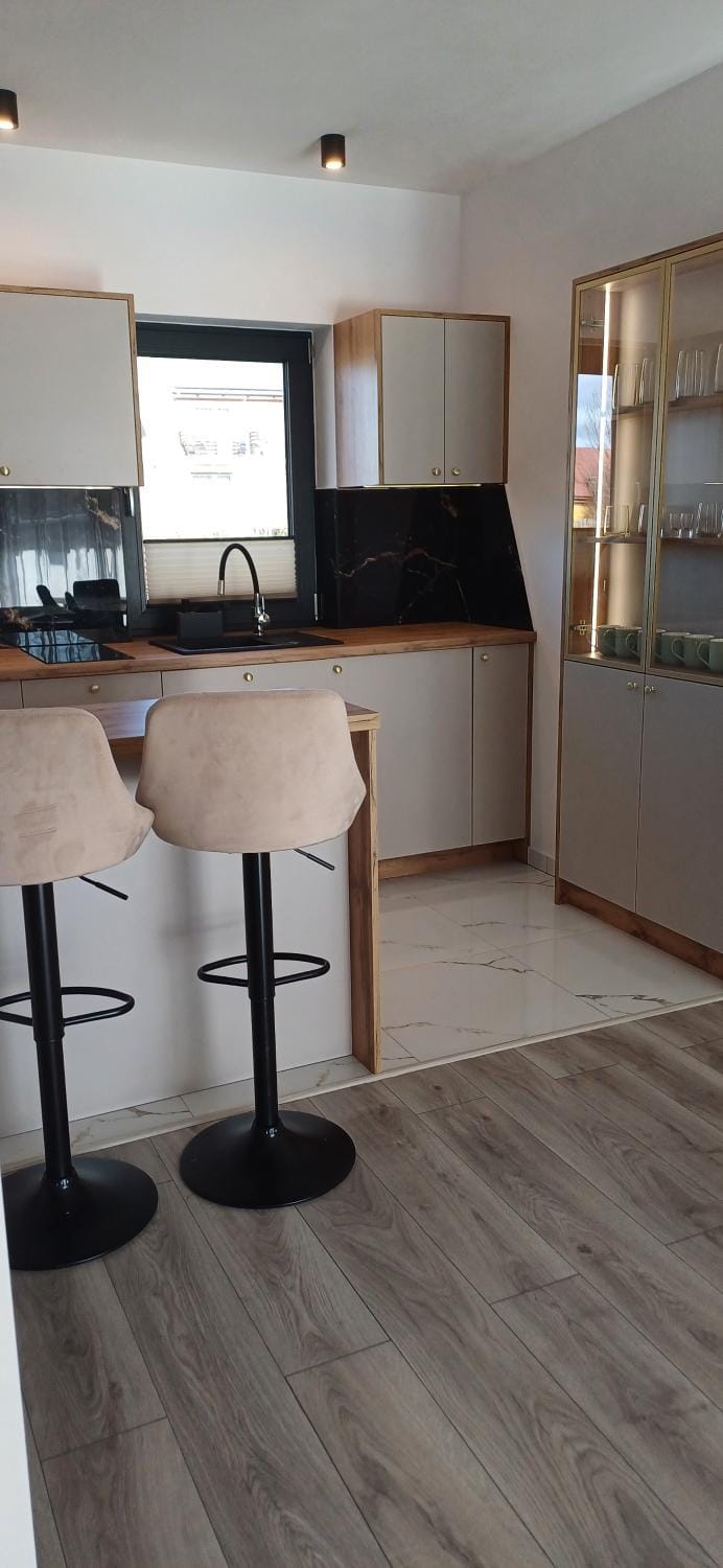 Coffee/tea facilities, Kitchen or kitchenette, Kitchen or kitchenette, Seating area, Dining area, stove, kitchen