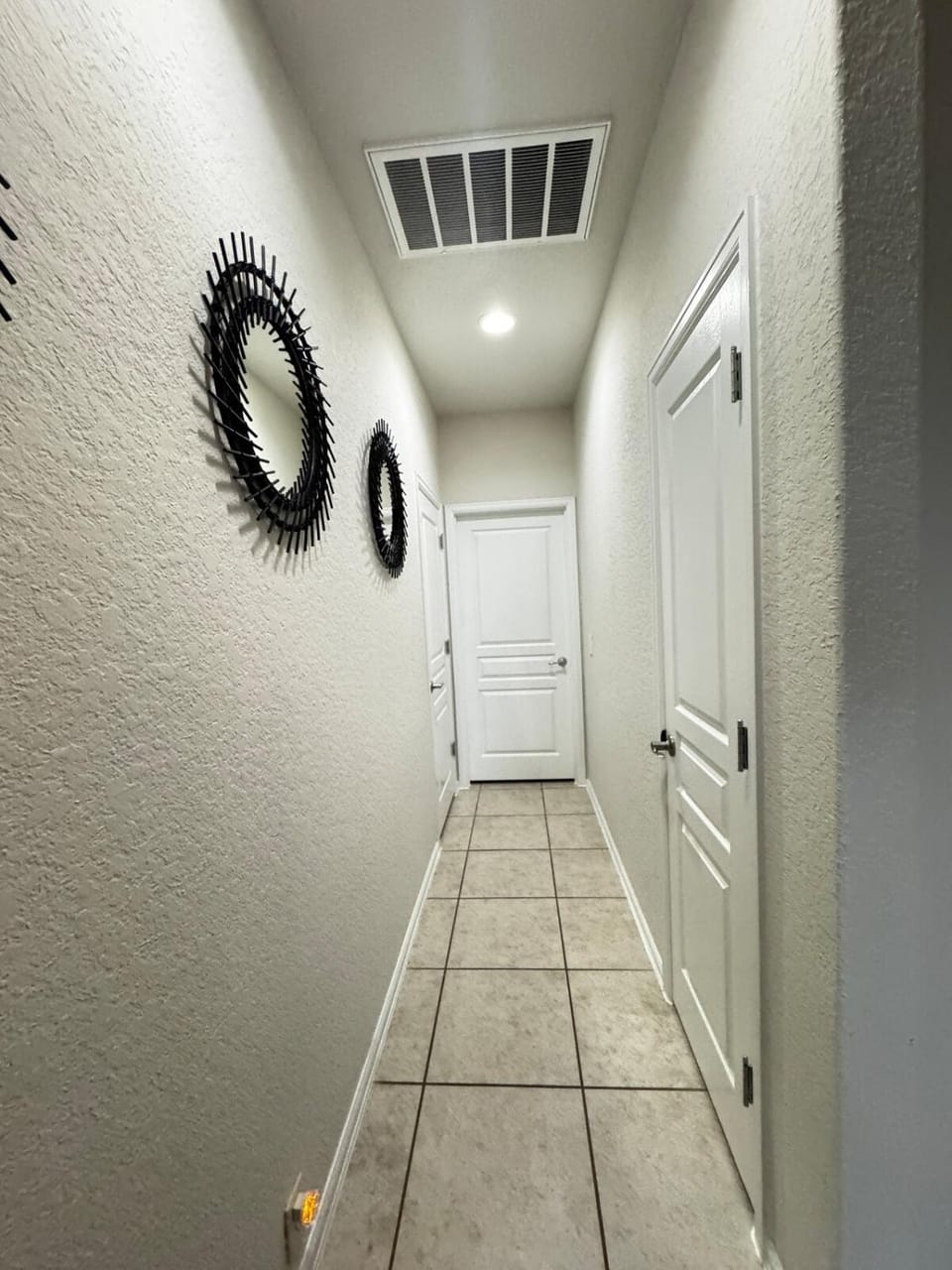 Alamo City Retreat - Wi-Fi, Parking, Self Check In House in San Antonio