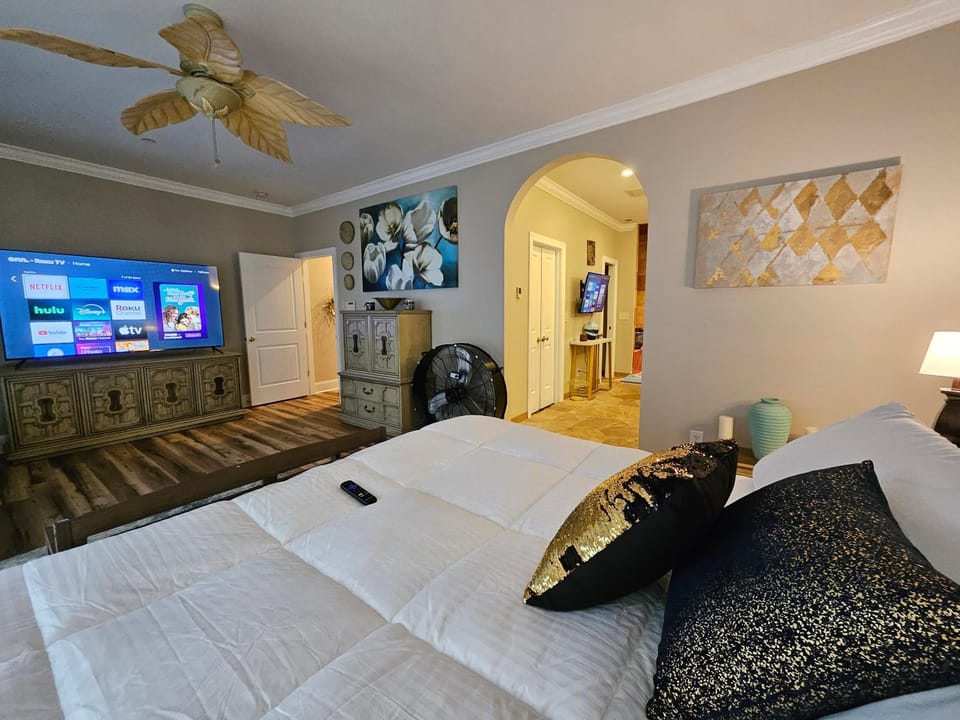 Bed, TV and multimedia, Bedroom