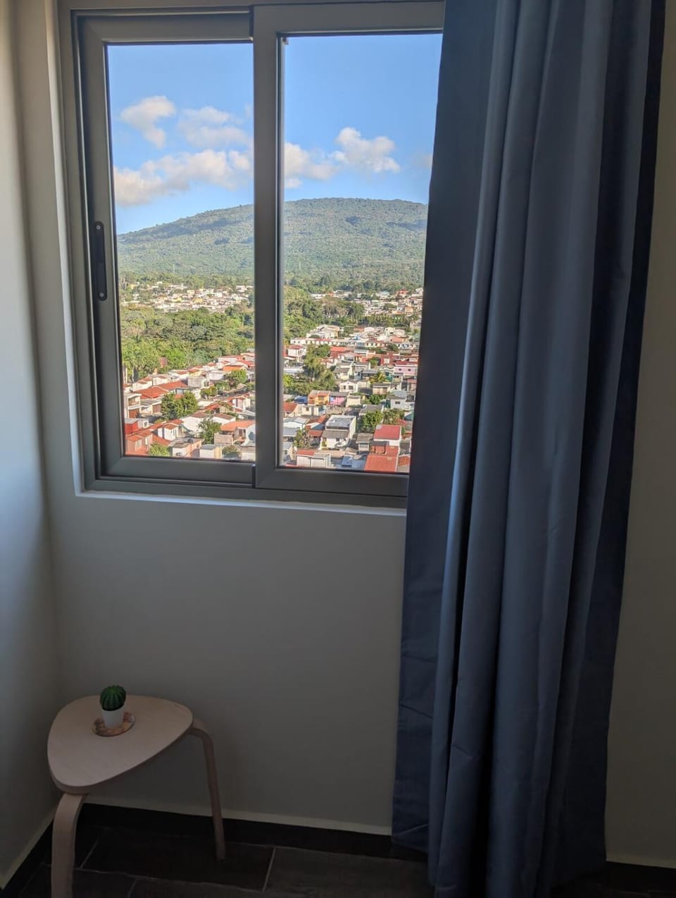 Penthouse with Volcano Views & Top Amenities - AC, Gym, Lounge, Patio, Workspace Apartment in Santa Tecla