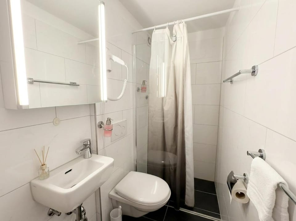Shower, Toilet, Bathroom, towels