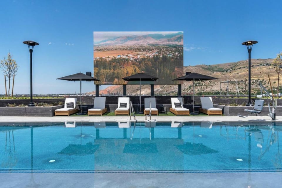 INCREDIBLE Views Capital MTN City Penthouse cnr suite! Best Amenities! ON OUR SHEET Apartment in Salt Lake City