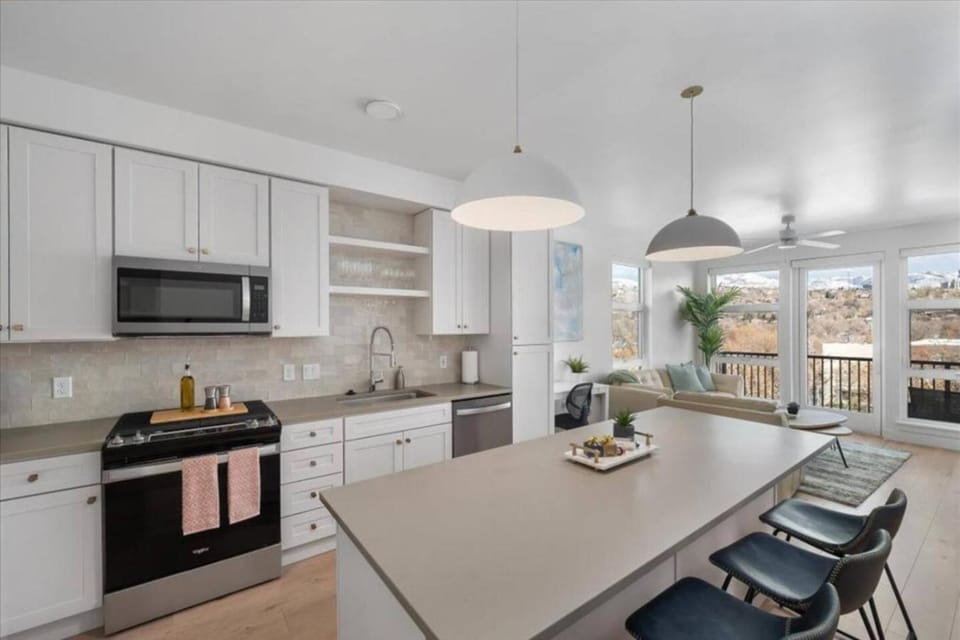 INCREDIBLE Views Capital MTN City Penthouse cnr suite! Best Amenities! ON OUR SHEET Apartment in Salt Lake City