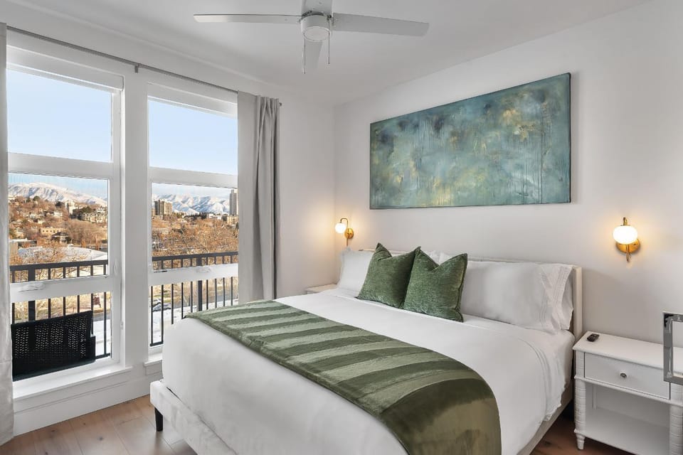 View (from property/room), Bedroom, City view, Mountain view